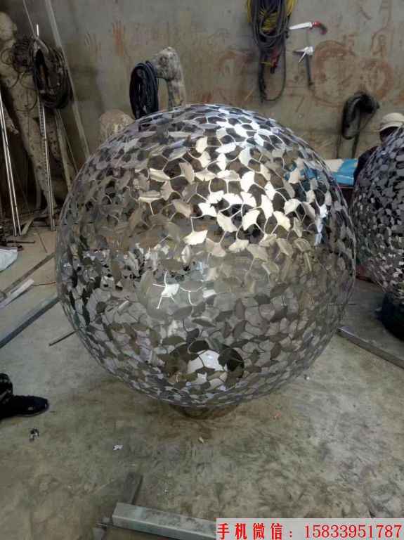 银杏叶镂空球雕塑，金属球雕塑